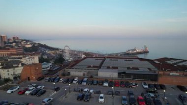 İngiltere 'nin Bournemouth şehrinin havadan görüntüsü. Görüntü İHA 'nın Kamerasıyla 9 Eylül 2023' te günbatımında çekildi.