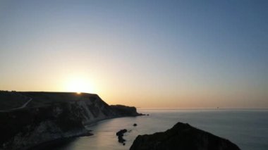 Durdle Door Sahili 'ndeki Cliff ve Hills' in yüksek açılı görüntüsü. İngiltere 'nin Büyük Turist Çekimi ve Yazın Çok Ünlü. En Güzel Manzara 'nın 9 Eylül' deki Görkemli Görüntüsü