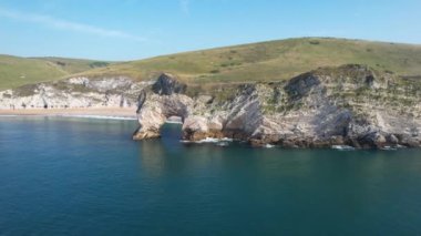Durdle Door Sahili 'ndeki Cliff ve Hills' in yüksek açılı görüntüsü. İngiltere 'nin Büyük Turist Çekimi ve Yazın Çok Ünlü. En Güzel Manzara 'nın 9 Eylül' deki Görkemli Görüntüsü