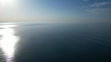 Durdle Door Sahili 'ndeki Cliff ve Hills' in yüksek açılı görüntüsü. İngiltere 'nin Büyük Turist Çekimi ve Yazın Çok Ünlü. En Güzel Manzara 'nın 9 Eylül' deki Görkemli Görüntüsü