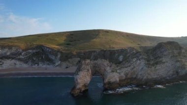 Durdle Door Sahili 'ndeki Cliff ve Hills' in yüksek açılı görüntüsü. İngiltere 'nin Büyük Turist Çekimi ve Yazın Çok Ünlü. En Güzel Manzara 'nın 9 Eylül' deki Görkemli Görüntüsü