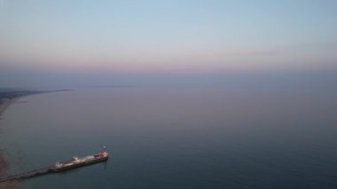 Bournemouth Şehri Sandy Sahili ve İngiltere Okyanusu 'ndaki Yüksek Açı Çekici Turist Varış Yeri 9 Eylül 2023 tarihinde İHA' nın Kamerasıyla Hava Görüntüleri