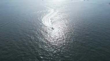 Sea Port ve Beach 'te, Okyanusun bir kısmıyla İngiltere' nin Poole şehrinde çekilen 