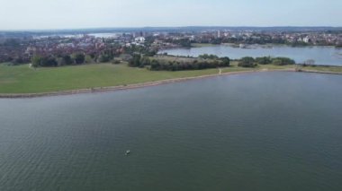 Sea Port ve Beach 'te, Okyanusun bir kısmıyla İngiltere' nin Poole şehrinde çekilen 