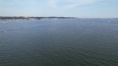 Sea Port ve Beach 'te, Okyanusun bir kısmıyla İngiltere' nin Poole şehrinde çekilen 