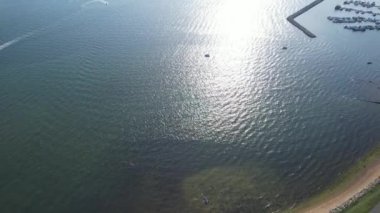 Sea Port ve Beach 'te, Okyanusun bir kısmıyla İngiltere' nin Poole şehrinde çekilen 