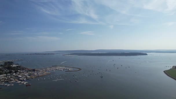 Filmagem Aérea Pessoas Barco Porto Mar Praia Com Parte Oceano — Vídeo de Stock