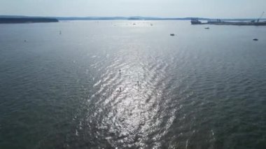 Sea Port ve Beach 'te, Okyanusun bir kısmıyla İngiltere' nin Poole şehrinde çekilen 