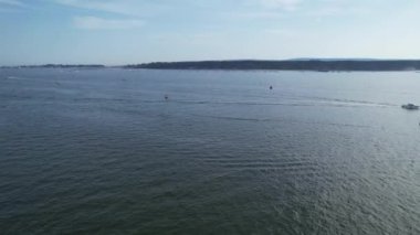 Sea Port ve Beach 'te, Okyanusun bir kısmıyla İngiltere' nin Poole şehrinde çekilen 