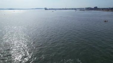 Sea Port ve Beach 'te, Okyanusun bir kısmıyla İngiltere' nin Poole şehrinde çekilen 