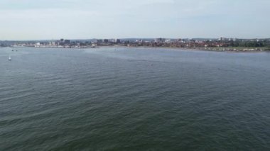 Sea Port ve Beach 'te, Okyanusun bir kısmıyla İngiltere' nin Poole şehrinde çekilen 