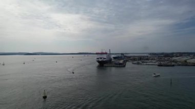 İngiltere 'nin Poole şehrinde okyanusun bir kısmıyla birlikte Sea Port ve Beach' teki Yüksek Sürat Teknelerinin Zaman Hızlandırılmış Hava Görüntüsü. Kamera 9 Eylül 2023 'te İHA' nın Kamerasıyla çekildi.