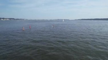 İngiltere 'nin Poole şehrinde okyanusun bir kısmıyla birlikte Sea Port ve Beach' teki Yüksek Sürat Teknelerinin Zaman Hızlandırılmış Hava Görüntüsü. Kamera 9 Eylül 2023 'te İHA' nın Kamerasıyla çekildi.