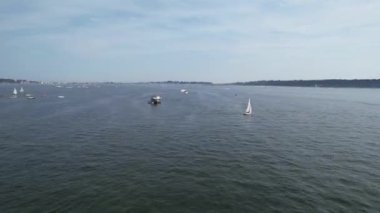 İngiltere 'nin Poole şehrinde okyanusun bir kısmıyla birlikte Sea Port ve Beach' teki Yüksek Sürat Teknelerinin Zaman Hızlandırılmış Hava Görüntüsü. Kamera 9 Eylül 2023 'te İHA' nın Kamerasıyla çekildi.