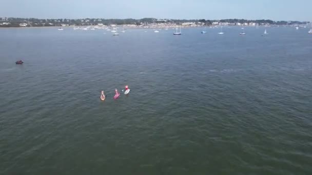 Zeitraffer Luftaufnahmen Von Hochgeschwindigkeitsbooten Seehafen Und Strand Mit Einem Teil — Stockvideo