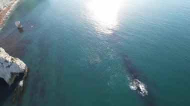 İngiltere 'nin en güzel yüksek açılı İngiliz manzarası ve Durdle Door Sahili Büyük Britanya manzarası. Görüntüler Drone 'un kamerasıyla 9 Eylül 2023' te çekildi. Durdle Dor olarak da bilinir.)