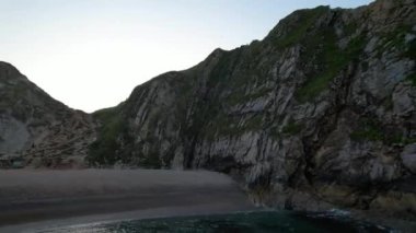 İngiltere 'nin en güzel yüksek açılı İngiliz manzarası ve Durdle Door Sahili Büyük Britanya manzarası. Görüntüler Drone 'un kamerasıyla 9 Eylül 2023' te çekildi. Durdle Dor olarak da bilinir.)