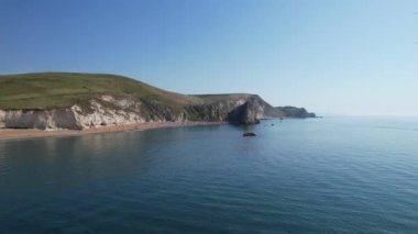 İngiltere 'nin en güzel yüksek açılı İngiliz manzarası ve Durdle Door Sahili Büyük Britanya manzarası. Görüntüler Drone 'un kamerasıyla 9 Eylül 2023' te çekildi. Durdle Dor olarak da bilinir.)