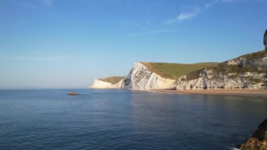 İngiltere 'nin en güzel yüksek açılı İngiliz manzarası ve Durdle Door Sahili Büyük Britanya manzarası. Görüntüler Drone 'un kamerasıyla 9 Eylül 2023' te çekildi. Durdle Dor olarak da bilinir.)