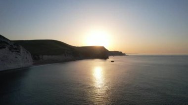 İngiltere 'nin en güzel yüksek açılı İngiliz manzarası ve Durdle Door Sahili Büyük Britanya manzarası. Görüntüler Drone 'un kamerasıyla 9 Eylül 2023' te çekildi. Durdle Dor olarak da bilinir.)