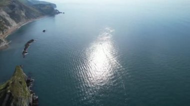İngiltere 'nin en güzel yüksek açılı İngiliz manzarası ve Durdle Door Sahili Büyük Britanya manzarası. Görüntüler Drone 'un kamerasıyla 9 Eylül 2023' te çekildi. Durdle Dor olarak da bilinir.)