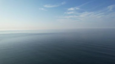 İngiltere 'nin en güzel yüksek açılı İngiliz manzarası ve Durdle Door Sahili Büyük Britanya manzarası. Görüntüler Drone 'un kamerasıyla 9 Eylül 2023' te çekildi. Durdle Dor olarak da bilinir.)