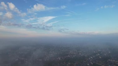 Yüksek Angle Drone 'un İngiltere' nin Luton şehrinde dramatik bulutların ve gökyüzünün kamera görüntüleri. 19 Eylül 2023