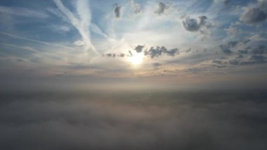 Yüksek Angle Drone 'un İngiltere' nin Luton şehrinde dramatik bulutların ve gökyüzünün kamera görüntüleri. 19 Eylül 2023