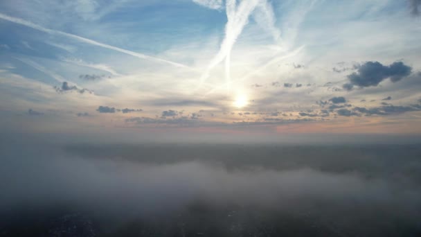 イギリスのルートン市の上の劇的な雲とスカイのハイアングルドローンのカメラ映像 2023年9月19日 — ストック動画