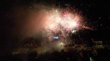 Gece boyunca Luton City 'de yüksek açılı canlı havai fişek gösterisi. Aydınlanmış Şehir, 16 Eylül 2023 'te İHA' nın Kamerasıyla Yakalandı