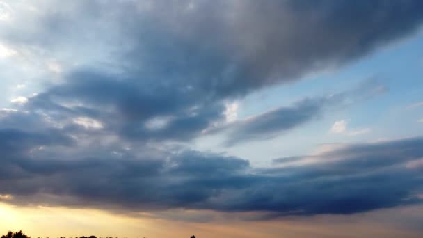 Günbatımında Ngiltere Nin Luton Şehrinde Zaman Hızı Yüksek Bulutlar Gökyüzü — Stok video