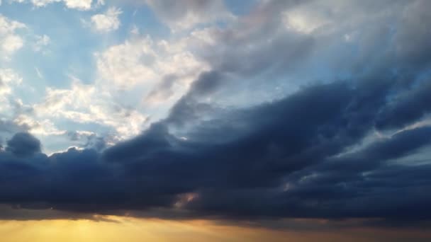 日落时分 英国卢顿市上空的云彩与天空的高角影像 2023年9月15日 — 图库视频影像