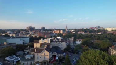 İngiltere 'nin Bournemouth şehrinin havadan görüntüsü. Görüntü İHA 'nın Kamerasıyla 9 Eylül 2023' te günbatımında çekildi.