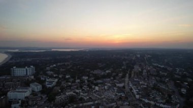 İngiltere 'nin Bournemouth şehrinin havadan görüntüsü. Görüntü İHA 'nın Kamerasıyla 9 Eylül 2023' te günbatımında çekildi.