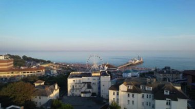 İngiltere 'nin Bournemouth şehrinin havadan görüntüsü. Görüntü İHA 'nın Kamerasıyla 9 Eylül 2023' te günbatımında çekildi.