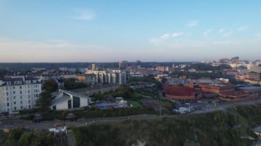 İngiltere 'nin Bournemouth şehrinin havadan görüntüsü. Görüntü İHA 'nın Kamerasıyla 9 Eylül 2023' te günbatımında çekildi.