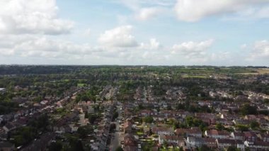 Luton, İngiltere, Birleşik Krallık - 15 Eylül 2023: Luton şehrinin gün batımında hava görüntüsü