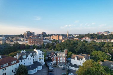 İngiltere 'nin Bournemouth şehrinin Sea View' daki İngiliz Turist Çekiminin Güzel Hava Görüntüsü. Yüksek Açılı Görüntü İHA 'nın Kamerasıyla 9 Eylül 2023' te Günbatımında