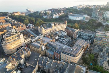 İngiltere 'nin Bournemouth şehrinin Sea View' daki İngiliz Turist Çekiminin Güzel Hava Görüntüsü. Yüksek Açılı Görüntü İHA 'nın Kamerasıyla 9 Eylül 2023' te Günbatımında