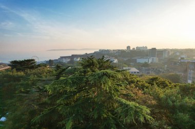İngiltere 'nin Bournemouth şehrinin Sea View' daki İngiliz Turist Çekiminin Güzel Hava Görüntüsü. Yüksek Açılı Görüntü İHA 'nın Kamerasıyla 9 Eylül 2023' te Günbatımında