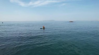 Muhteşem Yüksek Açılı Halk Manzarası İngiltere 'nin Durdle Door Manzaralı Suları' nın Okyanus Sahili 'nde Britanya' nın Kayılarda ve Yüzmede Sıcak Havası 'nın tadını çıkarıyor. 9 Eylül 2023 'te Çekilen Görüntüler
