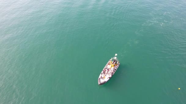 人々の豪華なハイアングルビューは イギリスのドアシービューウォーターのオーシャンビーチでボートと水泳でホット英国の天気を楽しんでいます 2023年9月9日に撮影された映像 — ストック動画