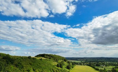 En Güzel Yüksek Açılı Dramatik Gök ve Bulutların Gün Batımında İngiliz Kırsal Arazisi Üzerinde Görünüşü