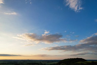 En Güzel Yüksek Açılı Dramatik Gök ve Bulutların Gün Batımında İngiliz Kırsal Arazisi Üzerinde Görünüşü