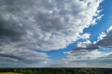 En Güzel Yüksek Açılı Dramatik Gök ve Bulutların Gün Batımında İngiliz Kırsal Arazisi Üzerinde Görünüşü