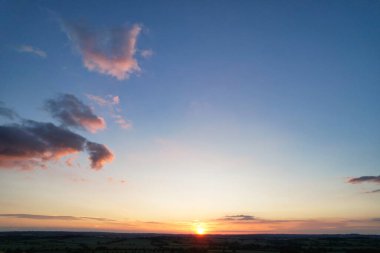 En Güzel Yüksek Açılı Dramatik Gök ve Bulutların Gün Batımında İngiliz Kırsal Arazisi Üzerinde Görünüşü