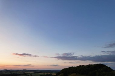 En Güzel Yüksek Açılı Dramatik Gök ve Bulutların Gün Batımında İngiliz Kırsal Arazisi Üzerinde Görünüşü
