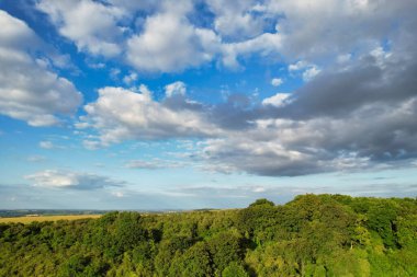 En Güzel Yüksek Açılı Dramatik Gök ve Bulutların Gün Batımında İngiliz Kırsal Arazisi Üzerinde Görünüşü