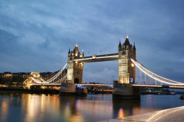 Thames Nehri ve Londra Köprüsü 'ndeki binaların düşük açılı görüntüsü, İngiltere' nin merkezi Londra şehri. Görüntü 18-Haziran-2023 'te çekildi.