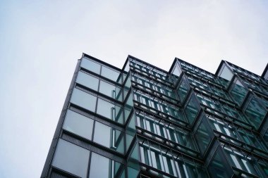 Thames Nehri ve Londra Köprüsü 'ndeki binaların düşük açılı görüntüsü, İngiltere' nin merkezi Londra şehri. Görüntü 18-Haziran-2023 'te çekildi.